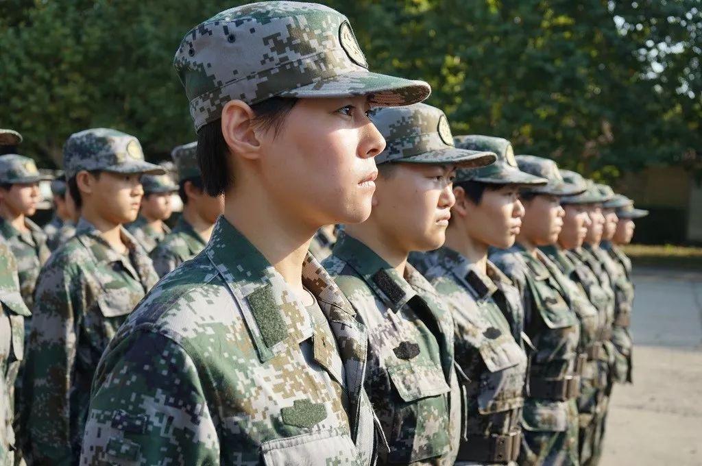 中国女兵训练汗流浃背的图片，坚韧与力量的象征，中国女兵训练瞬间，汗水铸就坚韧与力量