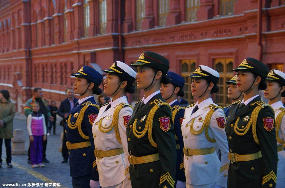 中国女兵仪仗队在俄罗斯的盛大阅兵，中国女兵仪仗队在俄罗斯盛大阅兵展现风采