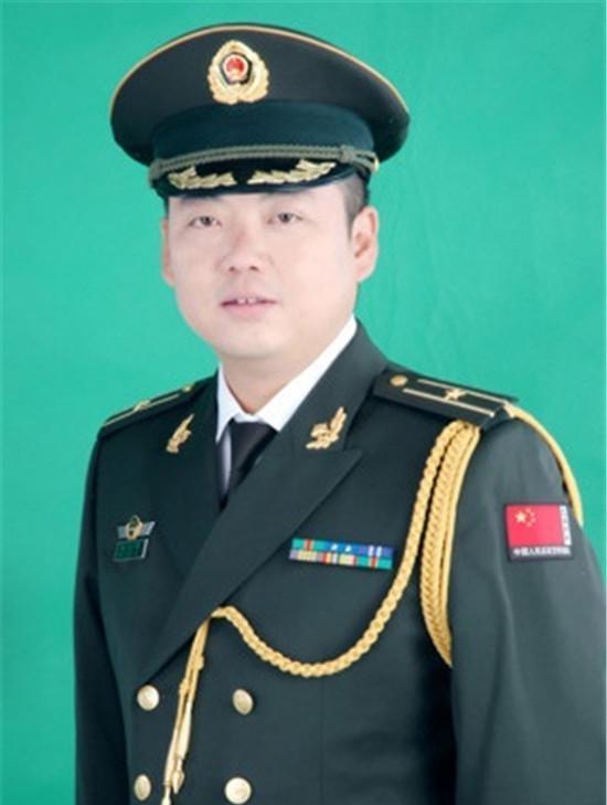 盖立民将军一家三口照片，历史、荣誉与家庭的交织，盖立民将军一家三口的历史照片，荣誉与家庭的交织时刻