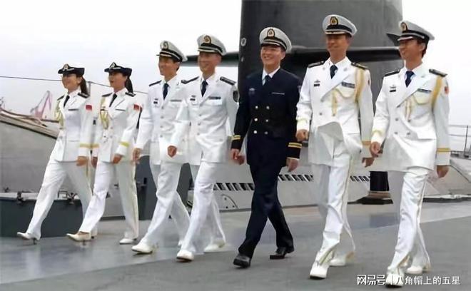 中国海军常服与礼服，传统与现代海军形象的完美融合，中国海军常服与礼服，传统与现代海军形象的融合典范
