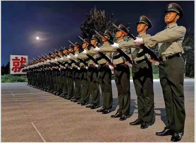 历年国庆阅兵走过天安门画面，壮丽画卷展现国家力量与荣耀，历年国庆阅兵壮丽画卷，国家力量与荣耀展现天安门之下