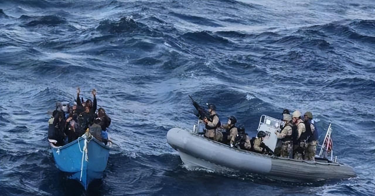 当海盗遇上中国海军，一场意料之外的海上相遇，海盗与中国海军的意外海上相遇