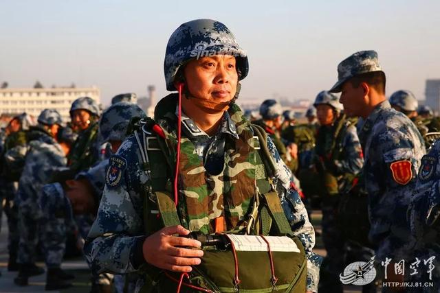 揭秘空降兵第十五军军长身份，英勇无畏的领导者，揭秘英勇无畏的领导者，空降兵第十五军军长身份揭秘