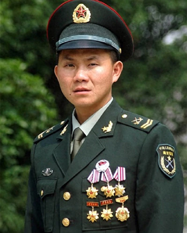 老兵不服中尉军官，挑战与尊重之间的较量，老兵与中尉军官的较量，挑战背后的尊重故事