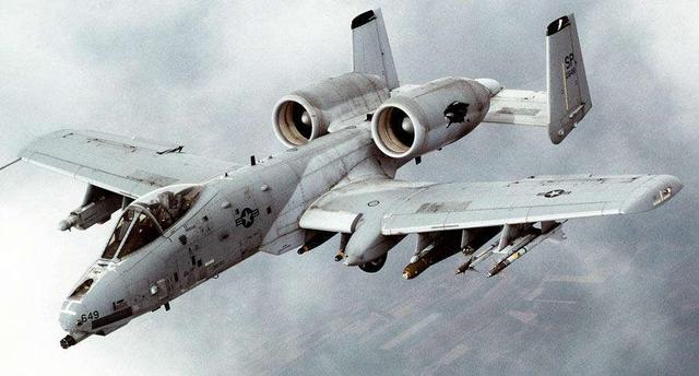 A-10攻击机的强大实力，空中力量的锐利之剑，A-10攻击机，空中力量的锐利之剑，展现强大实力