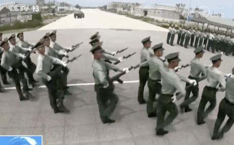 2019年阅兵式上的正步劈枪，展现中国力量的瞬间，阅兵正步劈枪，展现中国力量的震撼瞬间