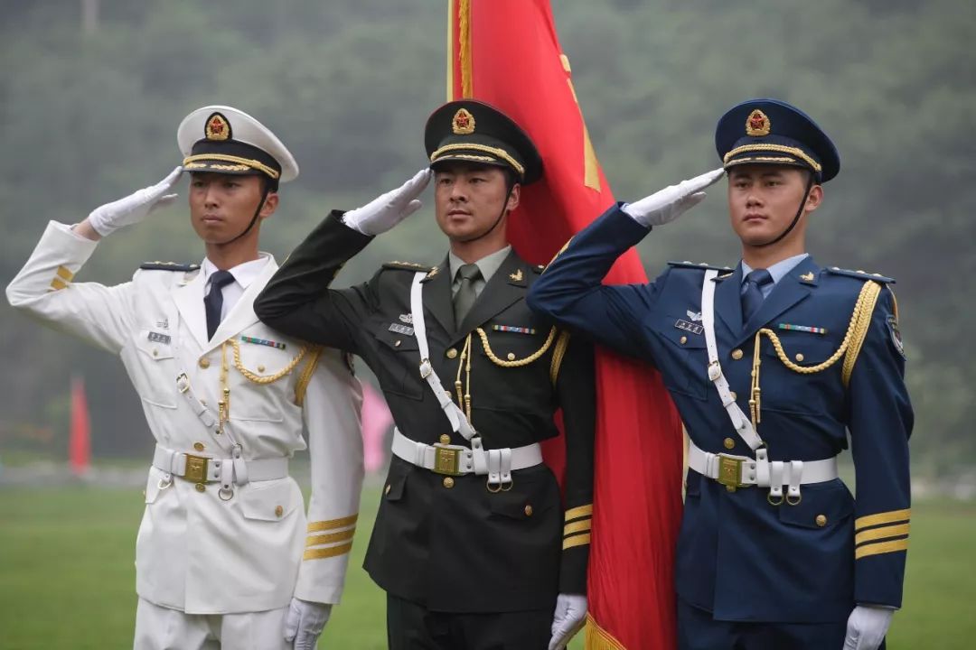 关于着军装的最新规定，重塑形象与提升战斗力双重目标下的军人着装改革，军人着装改革，重塑形象与战斗力双重目标下的最新规定解析