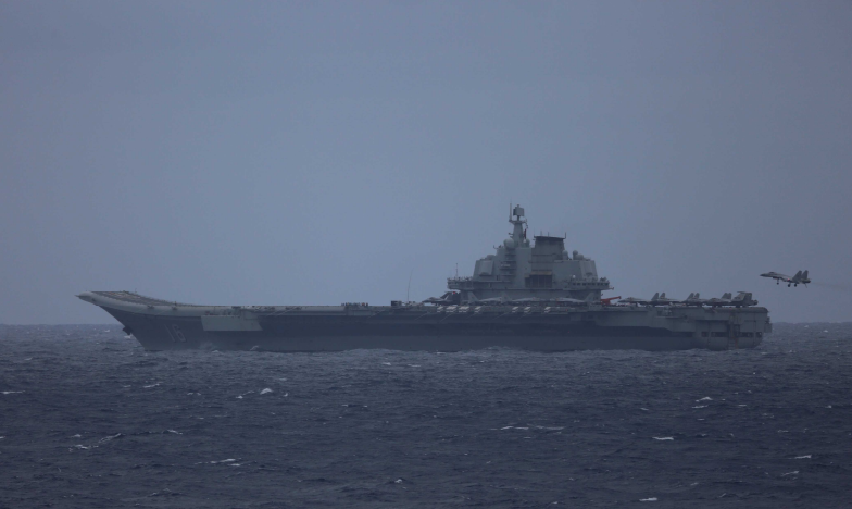 日方成功拍摄到辽宁舰起降歼-15，揭示中国海军力量的新篇章，日方成功拍摄辽宁舰歼-15起降画面，海军力量新篇章展现世人眼前