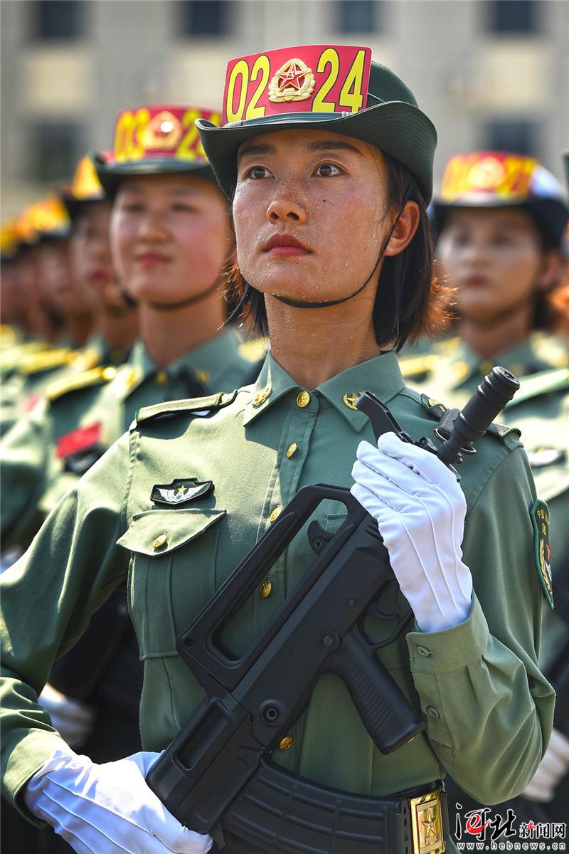 铿锵玫瑰女兵方队，展现新时代女性的力量与风采，铿锵玫瑰女兵方队，新时代女性的力量与风采展现