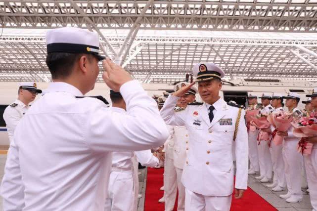 中国阅兵海军方阵，展现海上力量的风采，中国海军方阵阅兵展示海上力量的风采与实力