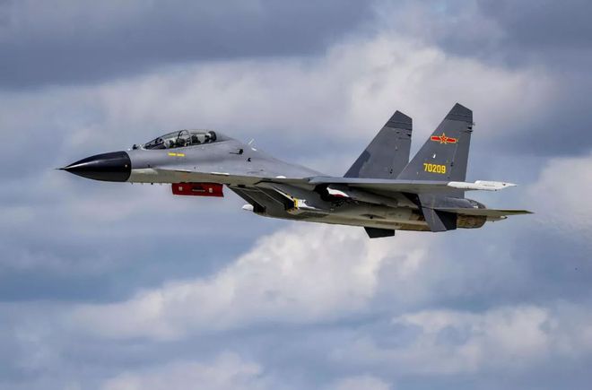 歼11BG与F-15EX，空中巨无霸的较量，谁更强？，歼11BG与F-15EX，空中巨无霸对决，谁主沉浮？