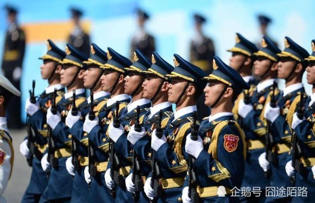 阅兵式，动作描写的艺术魅力，阅兵式的艺术魅力，动作描写的震撼展现