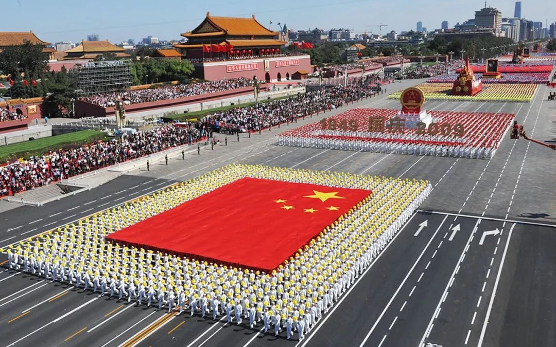 庆祝辉煌历程，成立70周年阅兵式，庆祝辉煌历程，70周年阅兵式盛大举行