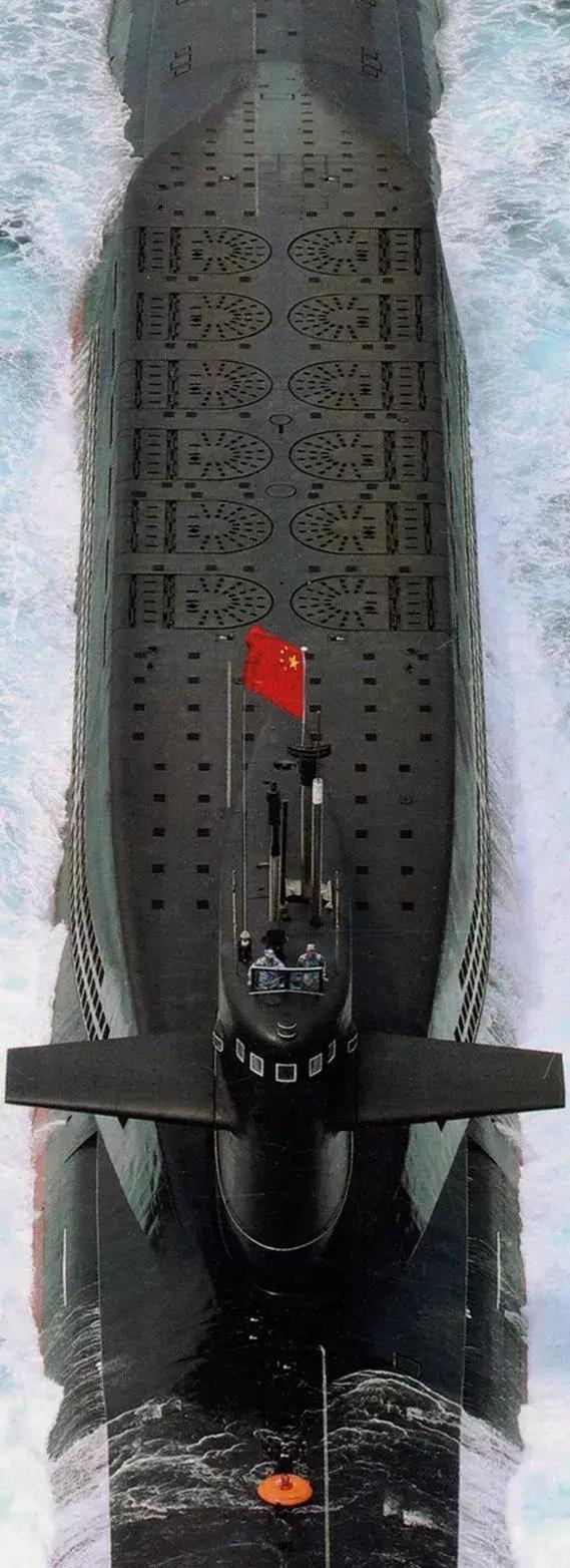 2019海上大阅兵中的巨擘，中国海军战略核潜艇094B型展示强大实力，中国海军战略核潜艇094B型在2019海上大阅兵展示强大实力
