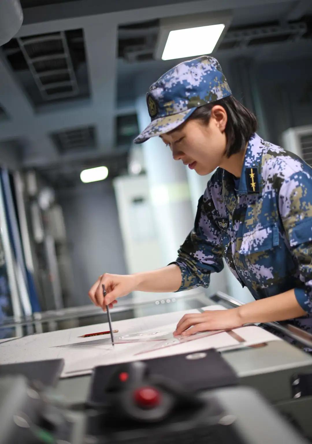 中国海军首艘航母舰载机训练舰——歼击机歼-131在亚丁湾护航行动中的卓越表现，中国海军歼击机歼-131在亚丁湾护航行动展现卓越实力