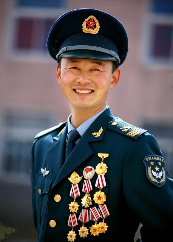 青岛海军士官一个月工资揭秘，两万元背后的故事，青岛海军士官月工资揭秘，两万元背后的故事探秘