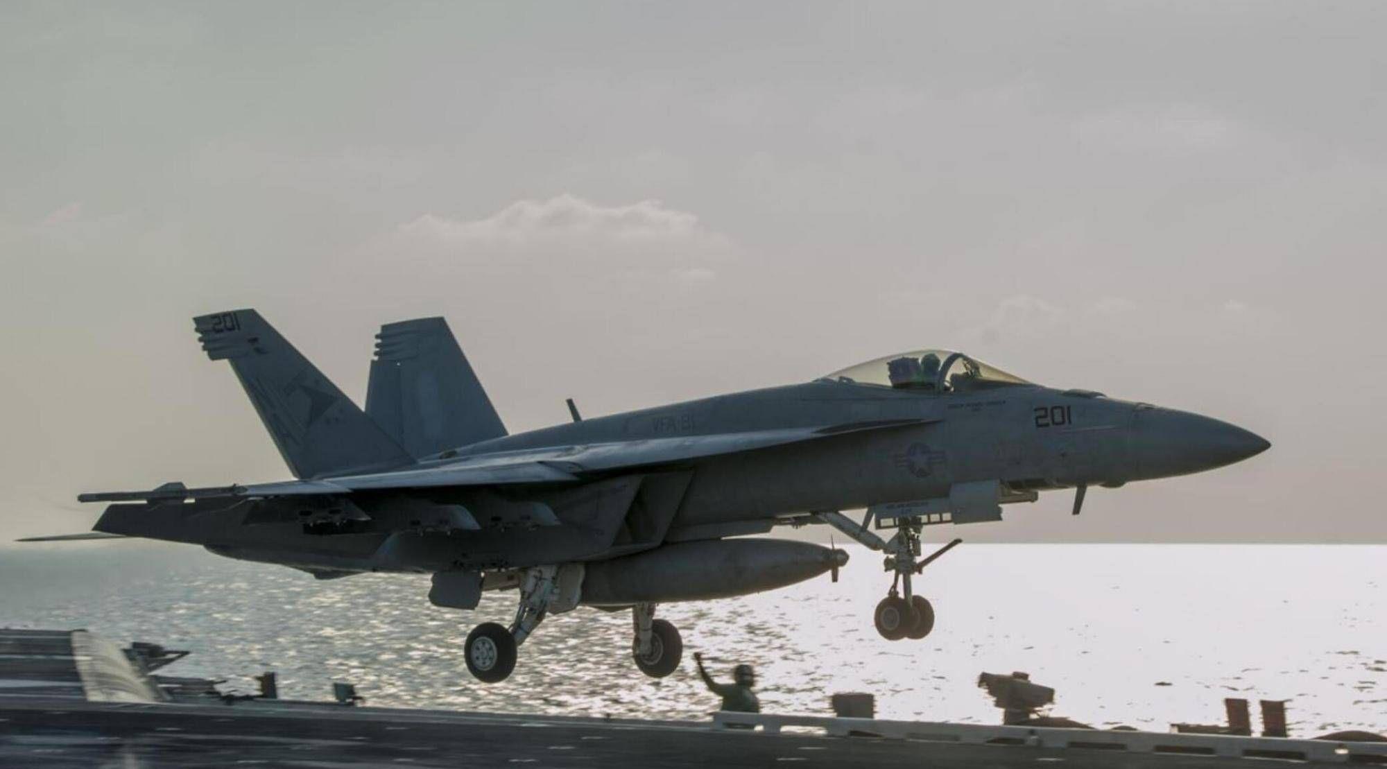 F18PK与歼-15舰载机，空中巨擘的对比与探析，F18PK与歼-15舰载机，空中巨擘对比与探析