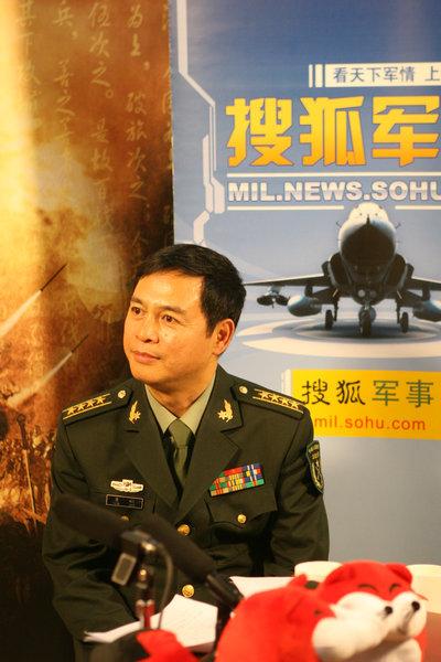 军事频道男主持人照片，聚焦镜头下的英雄形象，军事频道男主持人风采，镜头下的英雄形象展示