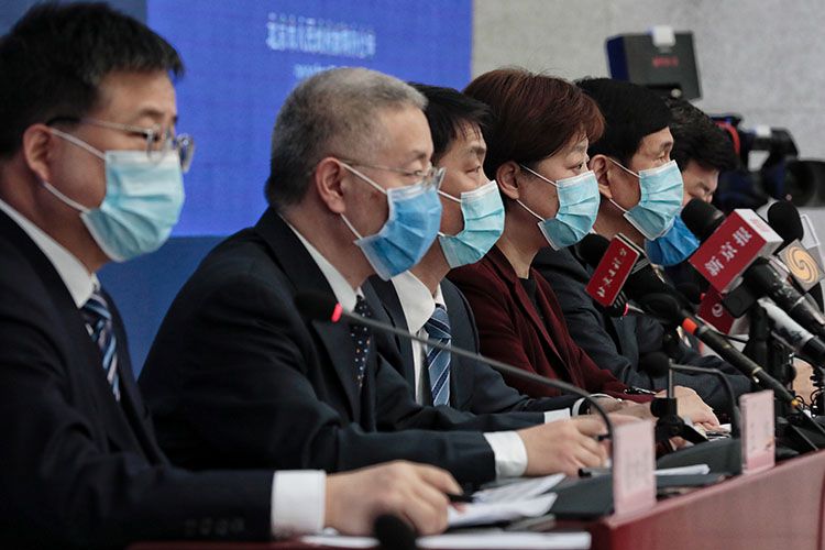 新闻发布会摘口罩，重塑公众认知与防疫新常态的挑战，重塑公众认知与防疫新常态的挑战，新闻发布会上的口罩议题探讨