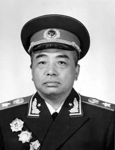 中国人民志愿军司令员兼政治委员，英勇无畏的领袖典范，中国人民志愿军司令员兼政治委员，英勇无畏的领袖典范风采
