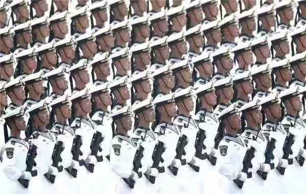华为荣耀与国庆阅兵方队的壮丽交汇，胸口上的科技之光，华为荣耀与国庆阅兵方队的科技之光交汇，胸口上的荣耀时刻
