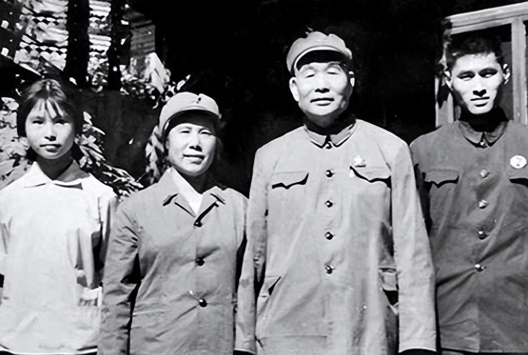 十大将军排名大将，历史功勋与现代思考，十大将军的历史功勋与现代思考，排名背后的故事与启示