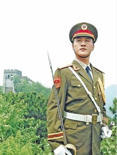 李本涛军分区司令员，英勇领导的杰出代表，李本涛司令员，英勇领导的杰出典范