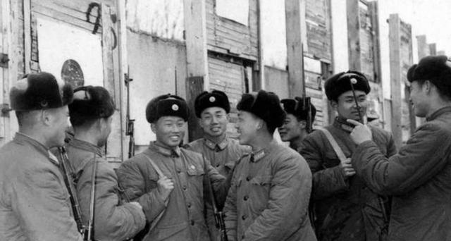 红卫兵不敢动的两个将军，勇气与智慧的较量，红卫兵不敢动的两位将军，勇气与智慧的较量对决