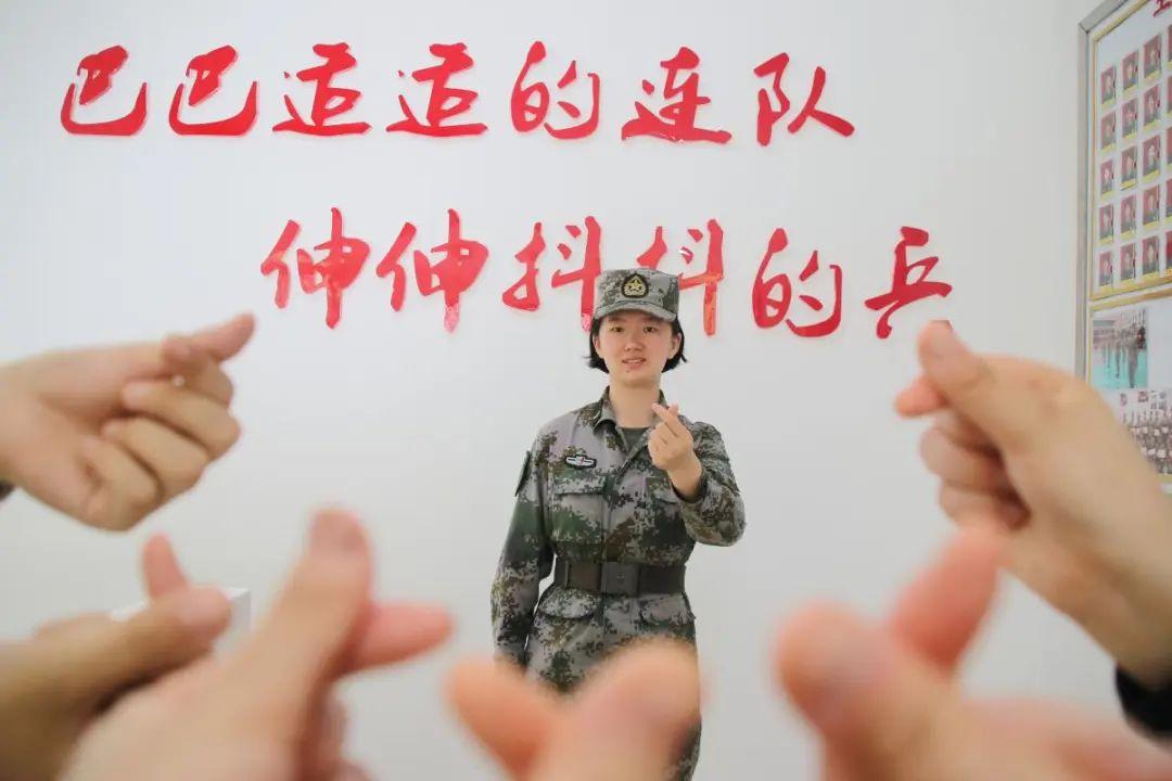 中国女兵搞笑图片，展现飒爽英姿背后的轻松时刻，中国女兵轻松时刻，飒爽英姿背后的搞笑瞬间