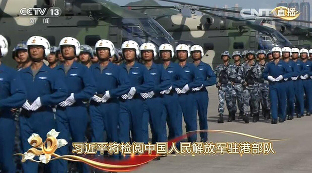 驻港部队走上街头，展现军民融合深度发展的正能量，驻港部队街头展示，军民融合深度发展的正能量
