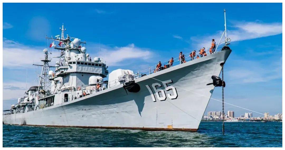 中国海军160号驱逐舰，新时代的海上卫士，中国海军160号驱逐舰，新时代海上卫士亮相海域