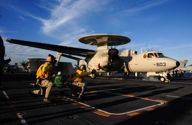 辽宁舰预警机，中国海军航空兵力量的新里程碑，中国海军航空兵新里程碑，辽宁舰预警机亮相展实力