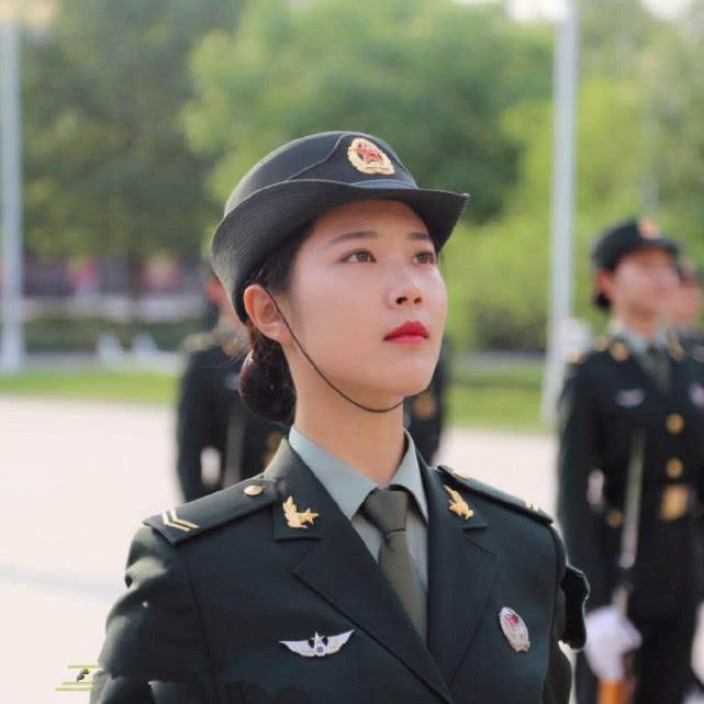 三军仪仗队女兵队长程诚的表演艺术，荣耀与责任，三军仪仗队女兵队长程诚，表演艺术中的荣耀与责任