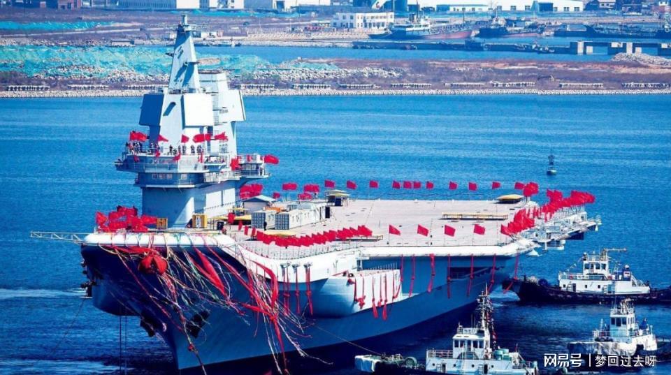辽宁舰与山东舰，中国海军的双璧之争，究竟谁更厉害？，中国海军双璧之争，辽宁舰与山东舰，谁领风骚？