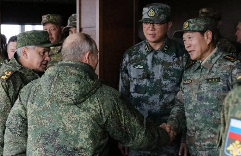 中国各军种军装图，展现威武之师的荣耀与风采，中国各军种军装展示，荣耀与威武之师的风采