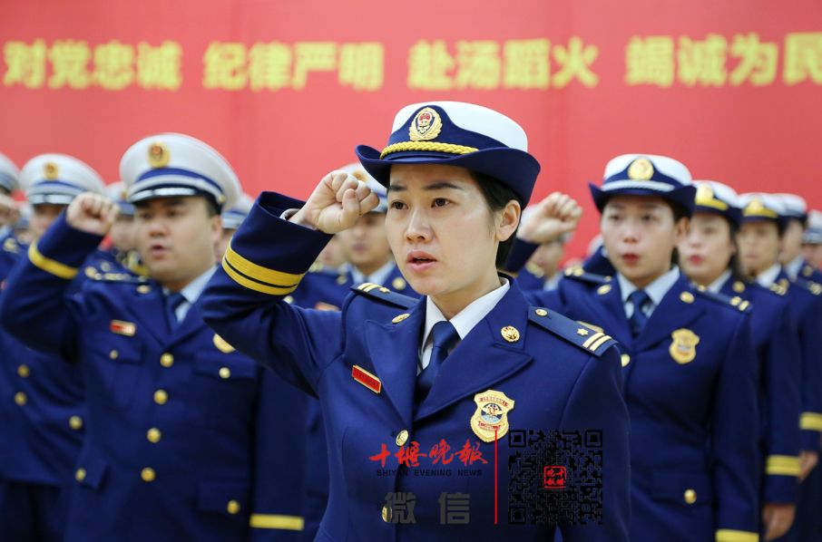 现役武警春秋常服图片，展现时代风采与荣耀，现役武警春秋常服展现时代风采与荣耀图片欣赏
