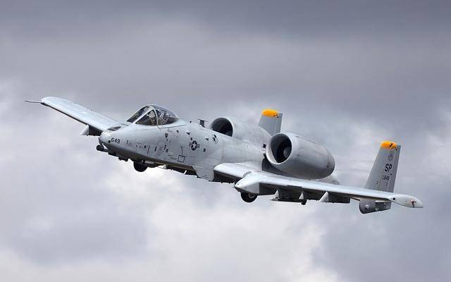 A-10攻击机，陆军还是空军？解析其角色与定位，A-10攻击机的角色与定位，陆军还是空军？