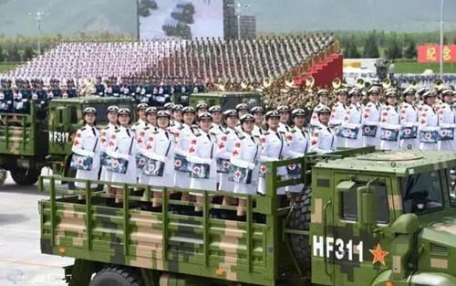 白求恩医疗方队的女兵们前往集结地点，英勇无畏的抗疫战士，白求恩医疗方队女兵集结，英勇抗疫战士无畏前行