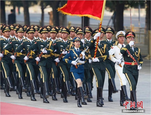 三军仪仗队阅兵场上的英姿飒爽，三军仪仗队阅兵场上的风采展现