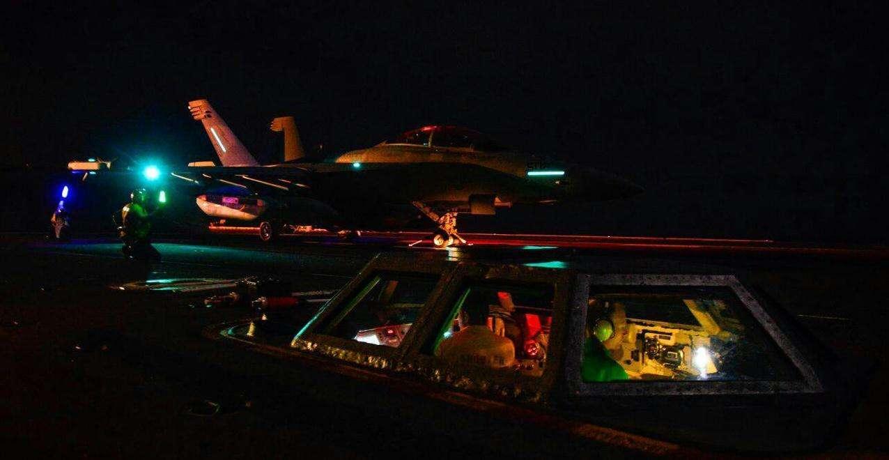 辽宁舰夜间起降视频，揭示中国海军力量的卓越实力与不凡风采，辽宁舰夜间起降视频展现中国海军力量的卓越风采与实力