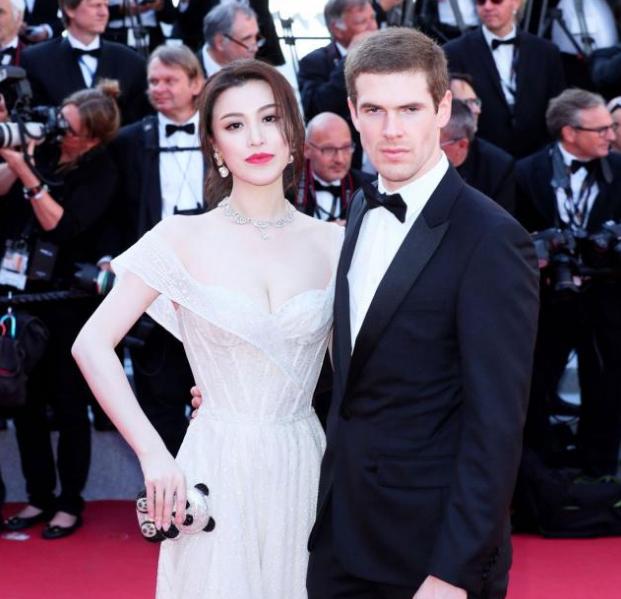 刘翔老婆葛天演绎大腿藏手榴弹背后的故事，刘翔妻子葛天演绎，大腿藏手榴弹背后的感人故事