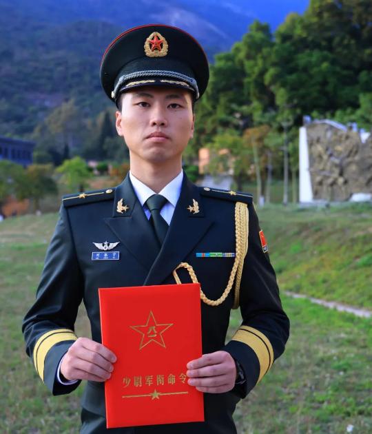 一等功与直接晋升中尉，英雄之路的探寻，英雄之路，一等功与晋升中尉的荣耀之路
