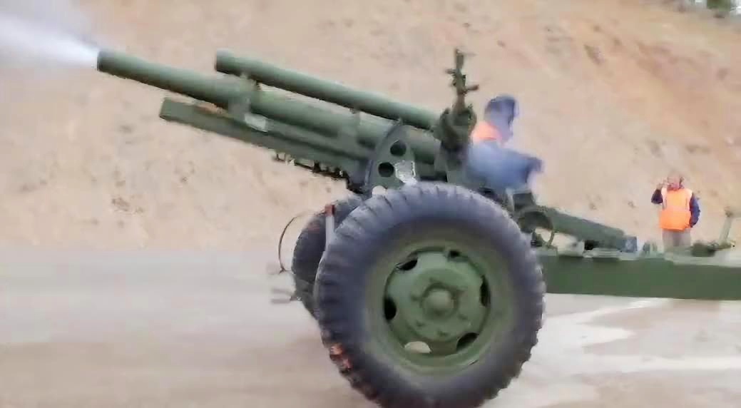 美国M1型105毫米轻型榴弹炮，战争中的威力象征，美国M1型105毫米榴弹炮，战争中的威力标杆