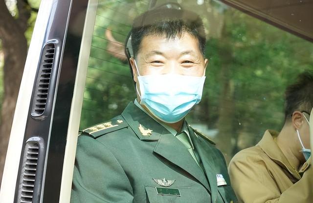祁发宝佩戴六排勋表亮相，荣耀背后的故事，祁发宝佩戴六排勋表背后的荣耀故事
