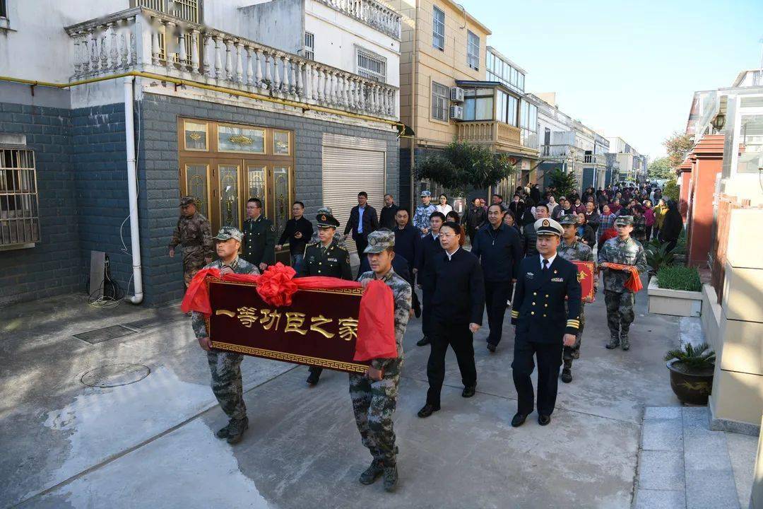 火箭军换发新军服，海军一等功臣病逝曾挂吊瓶——致敬英雄与时代的变迁，致敬英雄时代变迁，火箭军新军服亮相，海军一等功臣逝世回顾