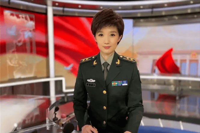 国防军事节目中的璀璨明珠，美女主持人照片背后的故事，国防军事节目中的明珠，美女主持人背后的故事