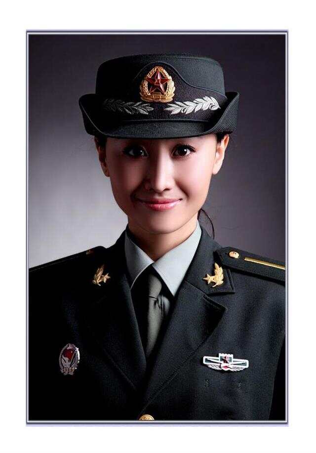 中国女兵的照片，展现力量与荣耀，中国女兵风采，力量与荣耀的展现