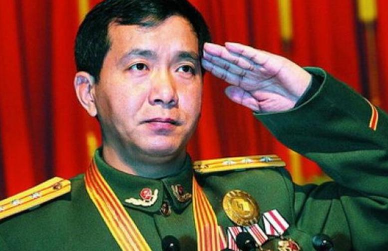 揭秘丁晓兵断臂照片背后的拍摄故事，揭秘丁晓兵断臂照片拍摄背后的故事