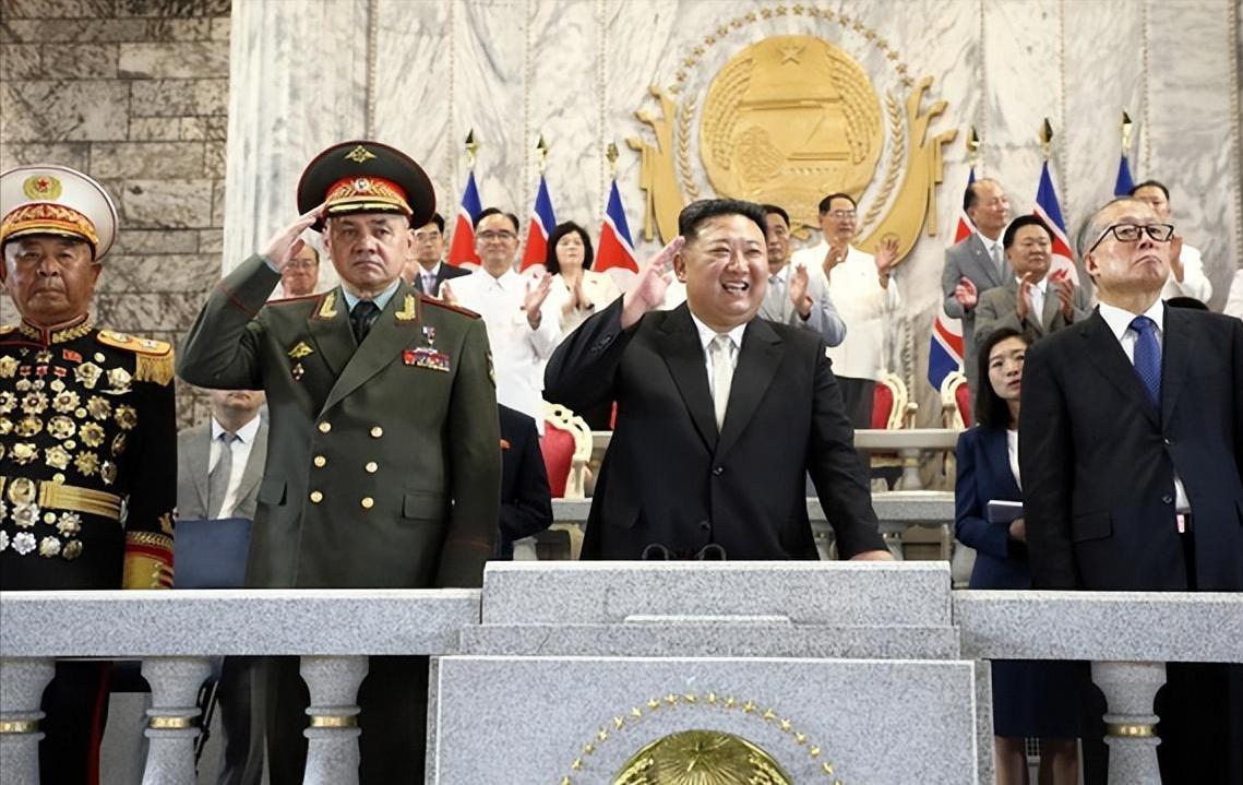 全球鹰无人机的多重身份与独特魅力，揭秘其重量与功能，全球鹰无人机的多重身份与独特魅力，揭秘重量与功能特性