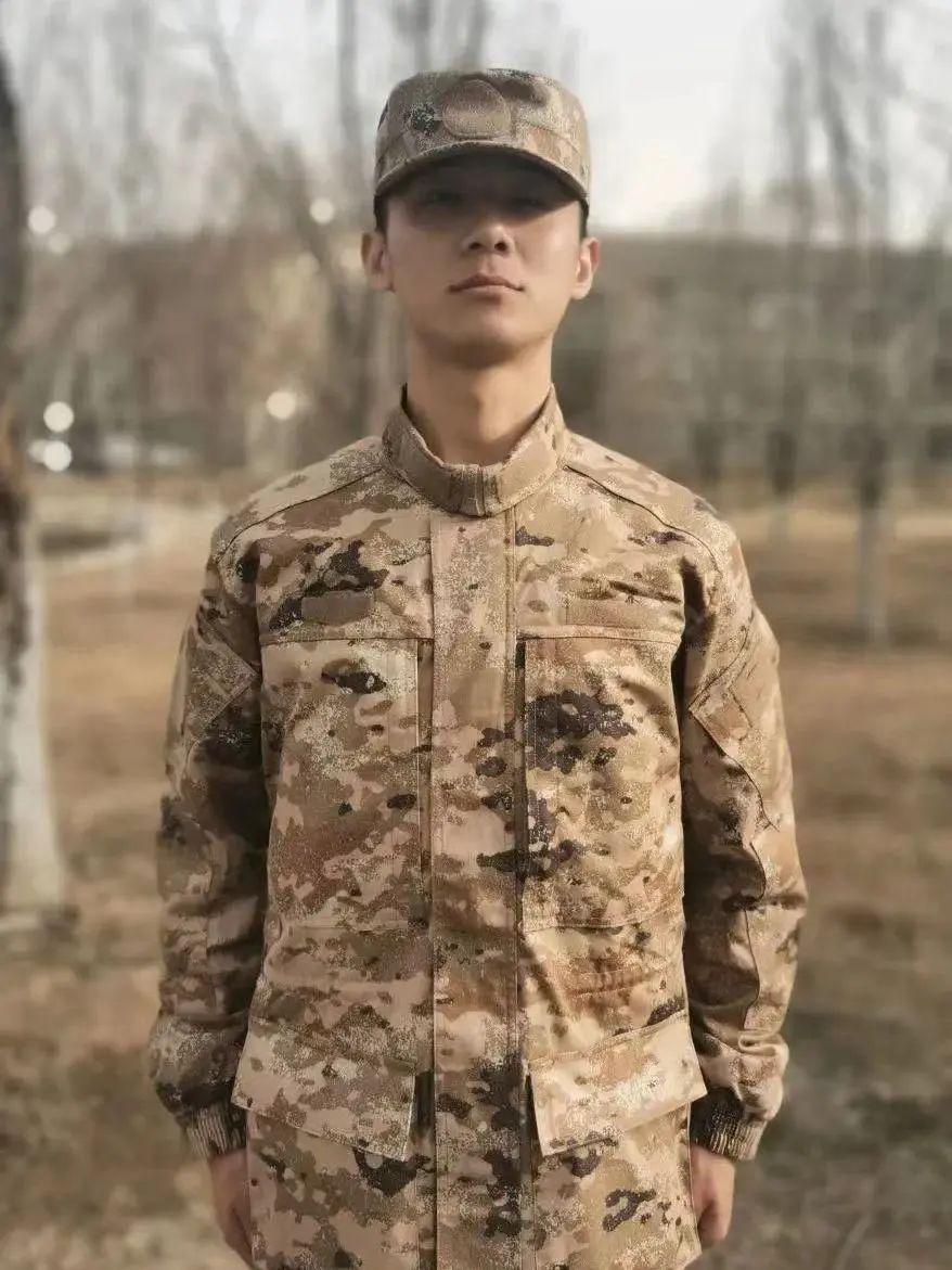 星空迷彩服全军换装了吗？——中国军队服饰变革的探讨，中国军队服饰变革，星空迷彩服是否已全军换装？